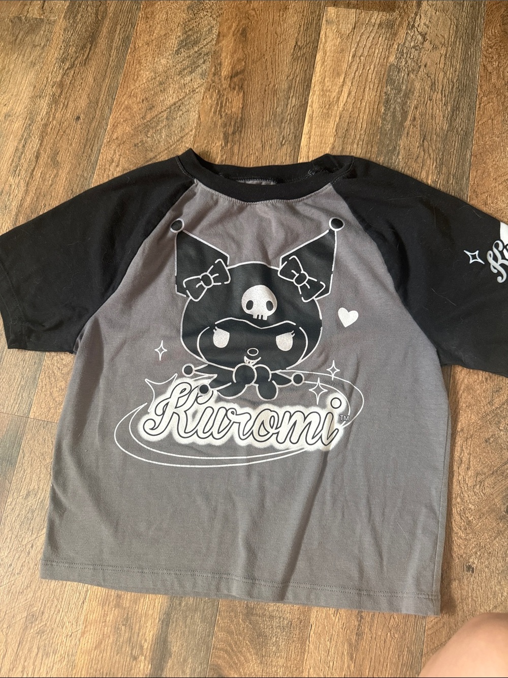 Hot Topic Kuromi Graphic Raglan Tee in Gray & Black